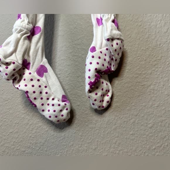 Gap Kids Footie Pajamas Size 5 White and Purple Hearts - Picture 3 of 4